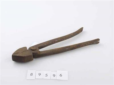 89596.jpg; 89596; tang om leer over leest heen te trekken alvorens het leer vast te nagelen; overhaaltang