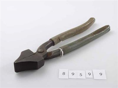 89599.jpg; 89599; tang om leer over leest heen te trekken alvorens het leer vast te nagelen; overhaaltang