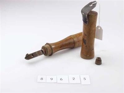 89625.jpg; 89625; rollet met koker en reservoir in handgreep met reserve onderdelen; roulette