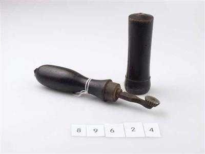 89627.jpg; 89627; gereedschap om ribbels in zoolranden te maken; roulette