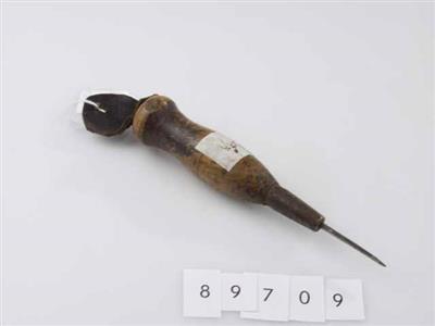 89709.jpg; 89709; gereedschap om naaigaatjes te maken in buitenzool, bovenleder en binnenzool; els