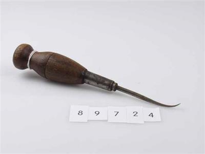 89724.jpg; 89724; gereedschap om naaigaatjes mee te maken; els