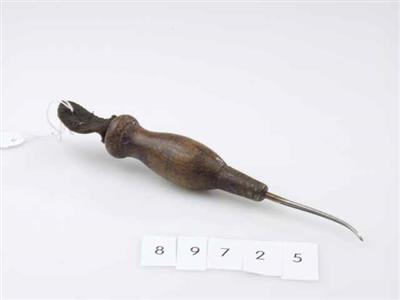 89725.jpg; 89725; gereedschap om naaigaatjes mee te maken; els