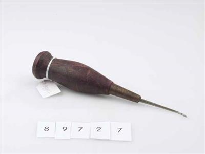 89727.jpg; 89727; gereedschap om naaigaatjes mee te maken; els