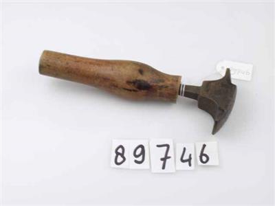 89746.jpg; 89746; likker, gebruikt om hakken glad te polijsten; bollikker