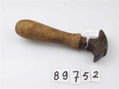 89752.jpg; 89752; likker, gebruikt om hakken glad te polijsten; bollikker