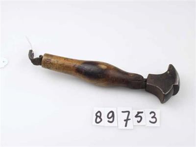 89753.jpg; 89753; likker, gebruikt om hakken glad te polijsten; bollikker