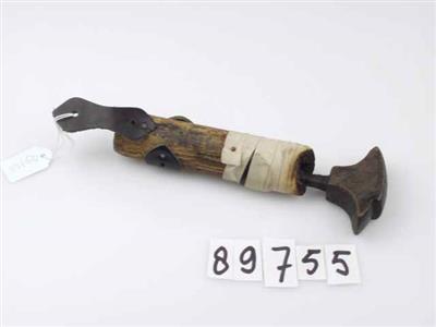 89755.jpg; 89755; likker, gebruikt om hakken glad te polijsten; bollikker