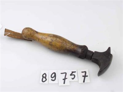 89757.jpg; 89757; likker, gebruikt om hakken glad te polijsten; bollikker