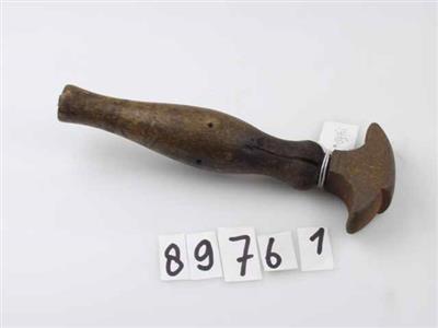 89761.jpg; 89761; likker, gebruikt om hakken glad te polijsten; bollikker