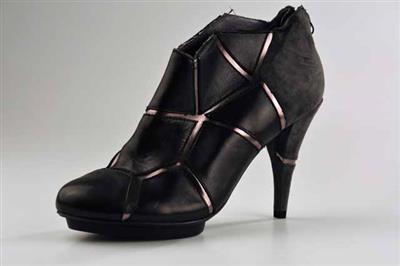 8c2f6e05-90a1-40d8-a9be-e2ec503f1164.jpg; 12285; Pump met hoog voorblad met rits middenachter op hiel; pump