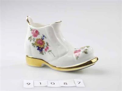 91087.jpg; 91087; Hoge veterschoen van porselein; beeld