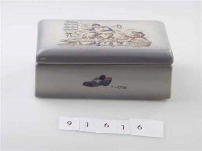 91616.jpg; 91616; Doos met deksel met afbeelding van een schoenmaker; sigarettendoos