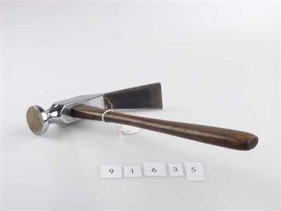 91635.jpg; 91635; Voorzittershamer annex gedenkstuk van de 'Enschedese Schoenmakers-Patroons Vereniging'.; voorzittershamer