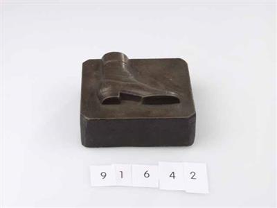 91642.jpg; 91642; Loden gewicht versierd met laars.; gewicht