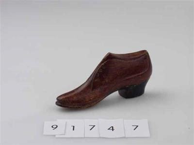 91747.jpg; 91747; sierobject van hout in de vorm van een veterschoen met leest; miniatuurschoen
