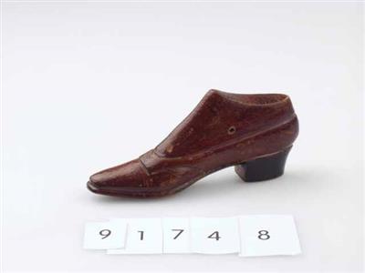 91748.jpg; 91748; sierobject van hout in de vorm van een pump met leest; miniatuurschoen