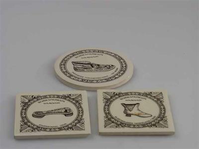 91975.jpg; 91975; Vier tegeltjes gemaakt als souvenir van het museum met een afbeelding van een schoen uit de collectie.; tegel