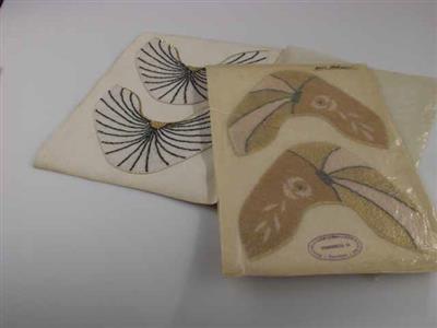 95707.jpg; 95707; Twee kralenneuzen voor huisschoenen geborduurd op textiel; schacht