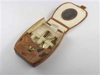 98072.1.jpg; 98072; ; reisnecessaire met inhoud