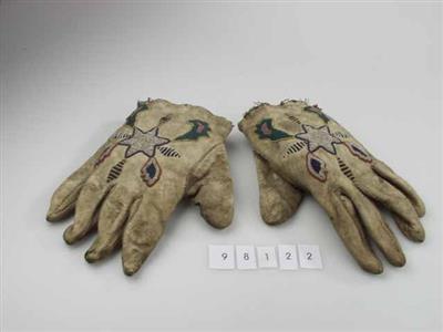 98122..jpg; 98122; handschoen geborduurd met glaskralen; handschoen