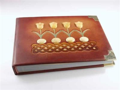 98349.jpg; 98349; Leren albumomslag met vier tulpen; boekomslag