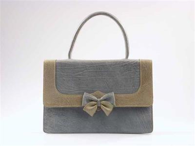 99225.jpg; 99225; Tweekleurige tas met klep met strikgarnering. Set samen met invnr. 10449; handtas