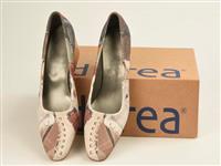 9982bc84-639c-41fb-9f81-b0c2ee8a6538.jpg; 12522; pump met print van diverse Durea schoenen en bijbehorende schoenendoos; pump