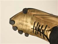 aba19ae3-aa5a-4812-ae8f-cab12bbf8a70.jpg; 12418; Lage schoen met ritssluiting en zool in de vorm van een hand die de neus van de schoen vasthoudt; sneaker