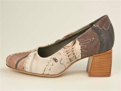 ac2756df-e46b-4ce8-a51f-ebe30d879672.jpg; 12522; pump met print van diverse Durea schoenen en bijbehorende schoenendoos; pump