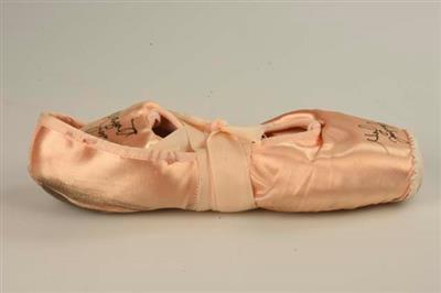 ade1f1cc-59c9-479e-8d6e-8b5853f93a95.jpg; 12621; Gesigneerde spitzen van 1e solist van De Nationale Opera/Nationaal Ballet Marisa Lopez; spitz