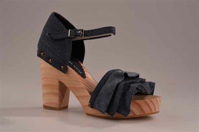 b0313db2-cfd7-4f4e-aacc-18dabd96827d.jpg; 12327; Sandalet gemaakt van hergebruikte spijkerbroeken met bijpassende tas; sandalet