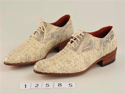 b9ed5021-05e4-43a7-92cf-6824a53ccd63.jpg; 12585; Rijgmolières van wit slangenleer; veterschoen