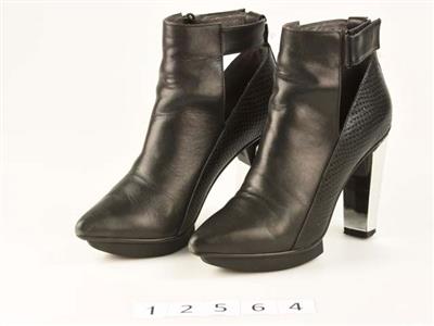 ba5f4073-0190-49c2-88bd-9c4d29786b7b.jpg; 12564; LEV Vamp Hi Black; enkellaars