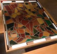 bdf6eaa8-9ac0-446b-9231-9fae74772efd.jpg; 85463; Gebrandschilderd raam met een schoenmaker en een kind; raam