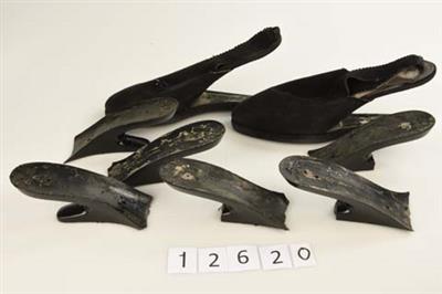 c0eec8f0-3d07-4134-bf2e-c98529b99a0b.jpg; 12620; Paar slingbacks zonder hakken en 6 losse zweefhakken - bedoeld als reparatie onderdelen; slingback