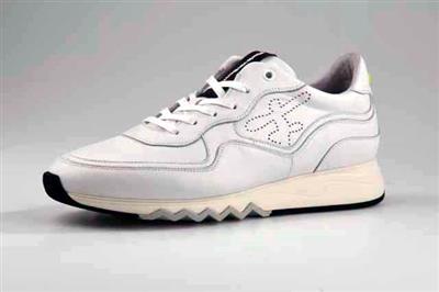 c509c43c-a50a-4ee8-a4ae-8bca45c00520.jpg; 12340; lage schoen met vetersluiting; sneaker