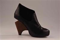 ded0a59b-a8f9-495b-b72f-2c5c71918a15.jpg; 12308; Schoen met elastieksluiting, geïnspireerd op een western laars; elastiekmolière