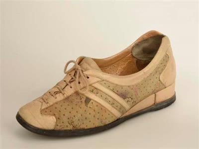 fa3a631f-6585-4355-ad41-fe9a89161d5b.jpg; 12525; veterschoen met ingebouwde sleehak en bijbehorende schoenendoos. ; rijgmolière