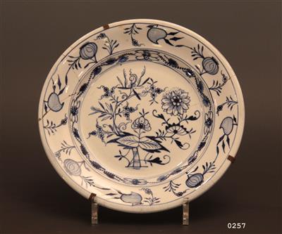 00000334.jpg; 0257; Tegels Blauw: eetbord met floraal en uimotief; wandbord