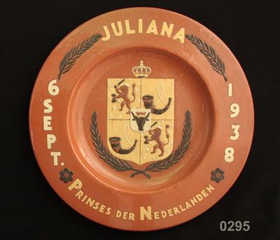 00000368.jpg; 0295; bord ter gelegenheid van 40-jarig ambtsjubileum van koningin Wilhelmina; wandbord