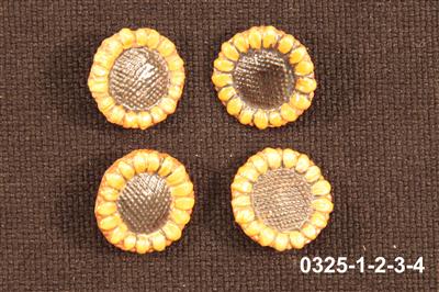 00000389.jpg; 0325-1-2-3-4; Set van vier sierknopen in de vorm van een zonnebloem; knoop (bevestigingsmiddel)