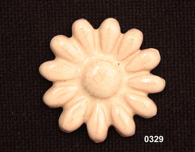 00000394.jpg; 0329; Magriet broche gedragen als teken van stil verzet; broche
