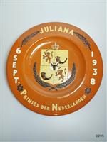 0295.jpg; 0295; bord ter gelegenheid van 40-jarig ambtsjubileum van koningin Wilhelmina; wandbord
