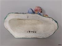 03e3b8d2-ec4e-402b-9f64-eb84b3c42fde.jpg; JB032; Sculptuur van kabouter 'kleine boodschap' uit De Efteling, gemaakt als souvenir.; sculptuur