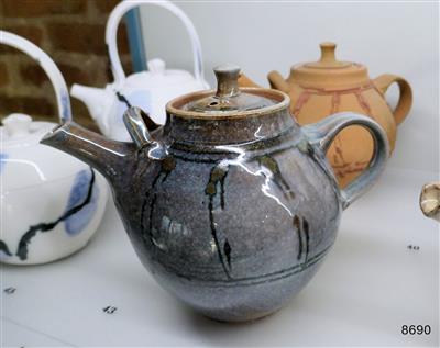 3b857076-714d-4f59-b69f-5bcc02f7e49c.jpg; 8690; Set van vier theepotten; theepot