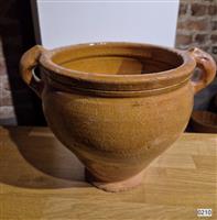 51a08982-2002-4ead-93d2-eb5cfac99d79.jpg; 0210; voorraadpot met twee oren; pot