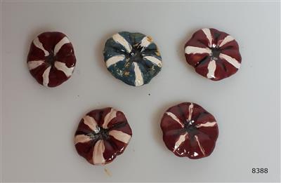 8388.jpg; 8388; Set knopen in de vorm van margriet; knoop (bevestigingsmiddel)