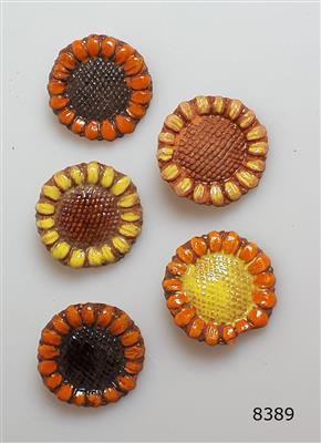 8389.jpg; 8389; Set knopen in de vorm van zonnebloemen; knoop (bevestigingsmiddel)