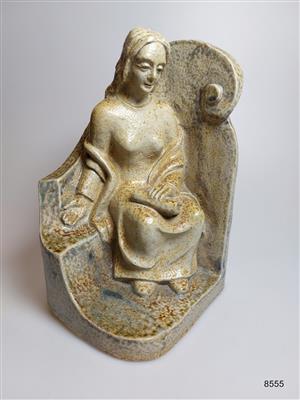 8555.jpg; 8555; Boekensteun met sculptuur zittende vrouw; boekensteun